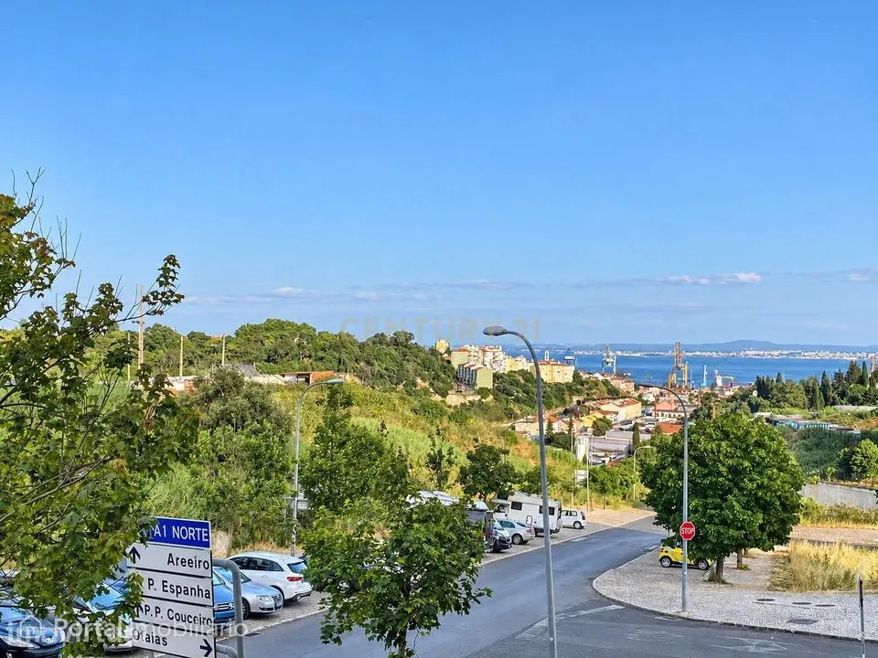 Apartamento T3 no Beato, com garagem e arrecadação