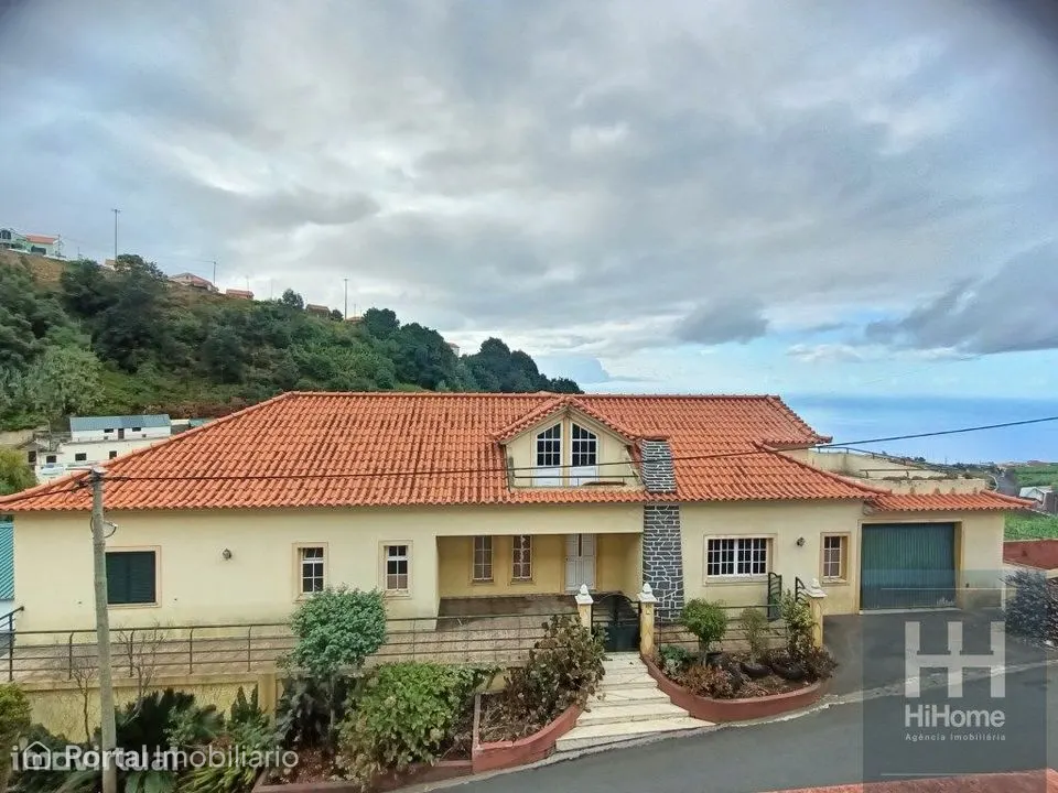 Moradia T3 com garagem e zona exterior com churrasqueira e oficina