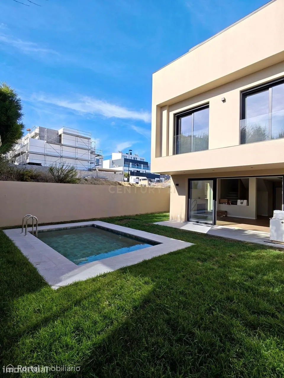 Moradia T4 com piscina e jardim | 4 suites | Caparica