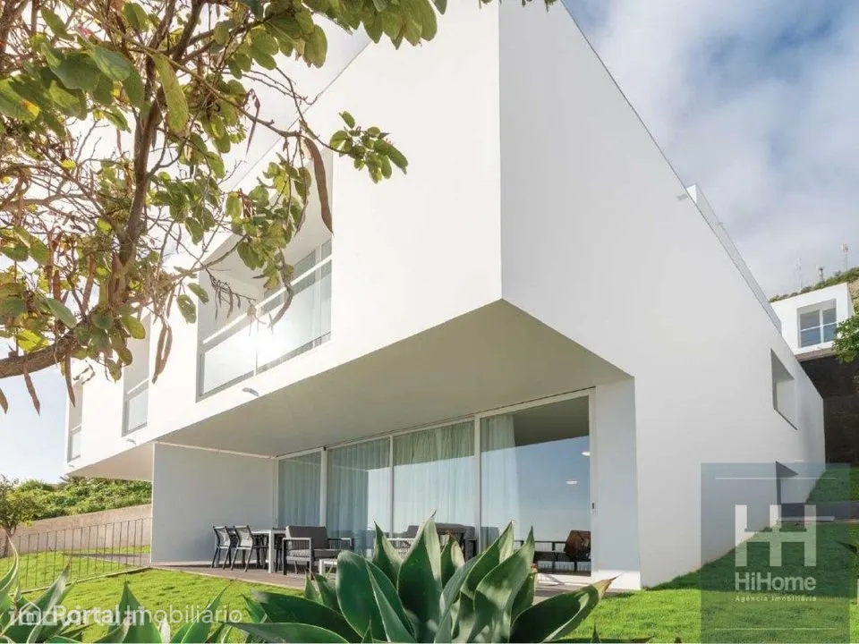 Moradia V3 geminada com piscina na zona da Casa Branca