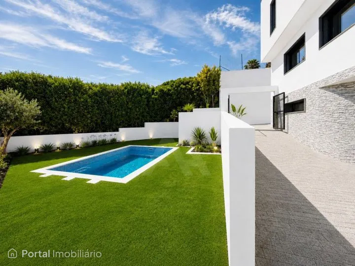 Moradia T5 na Amoreira com vista mar, piscina e jardim privativo
