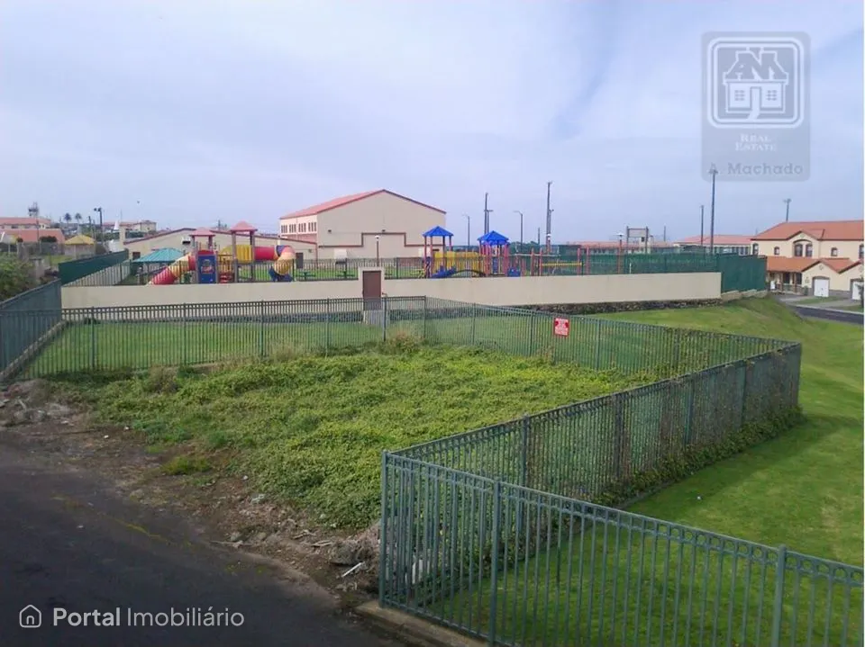 Land for sale in Praia da Vitória (Santa Cruz)