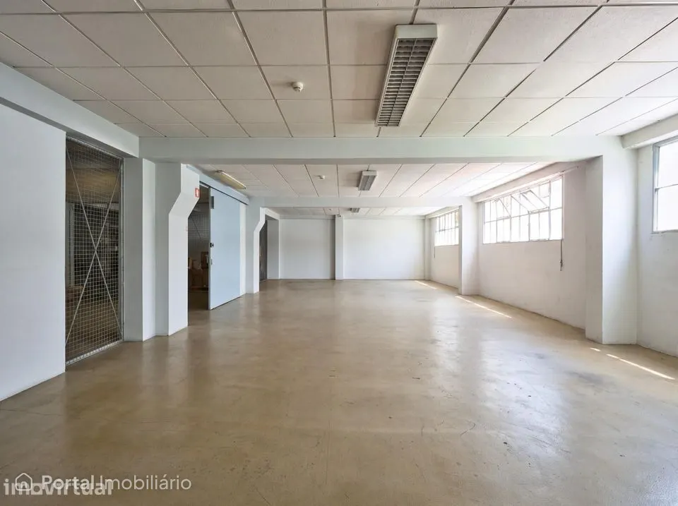 Espaço Comercial/Armazém em Alvalade
