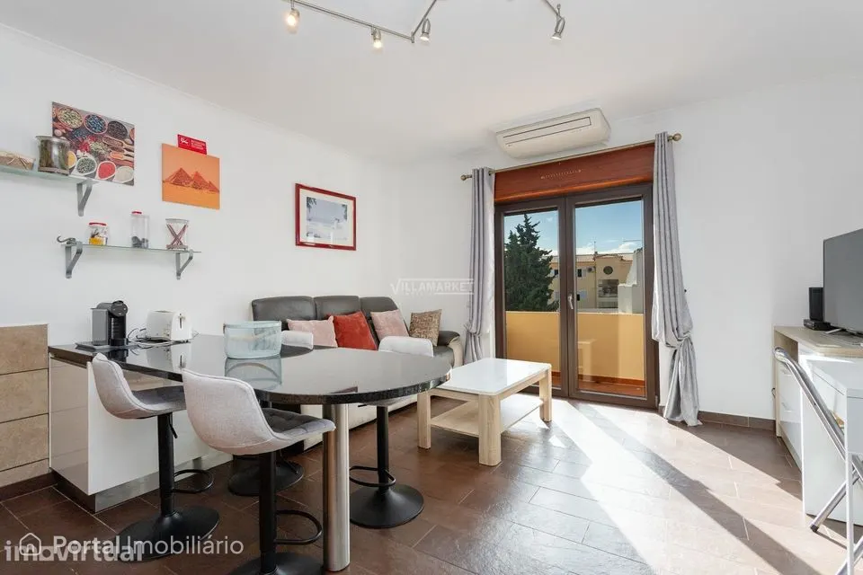 Apartamento T1 + 1 remodelado com parqueamento e arrecadação situado