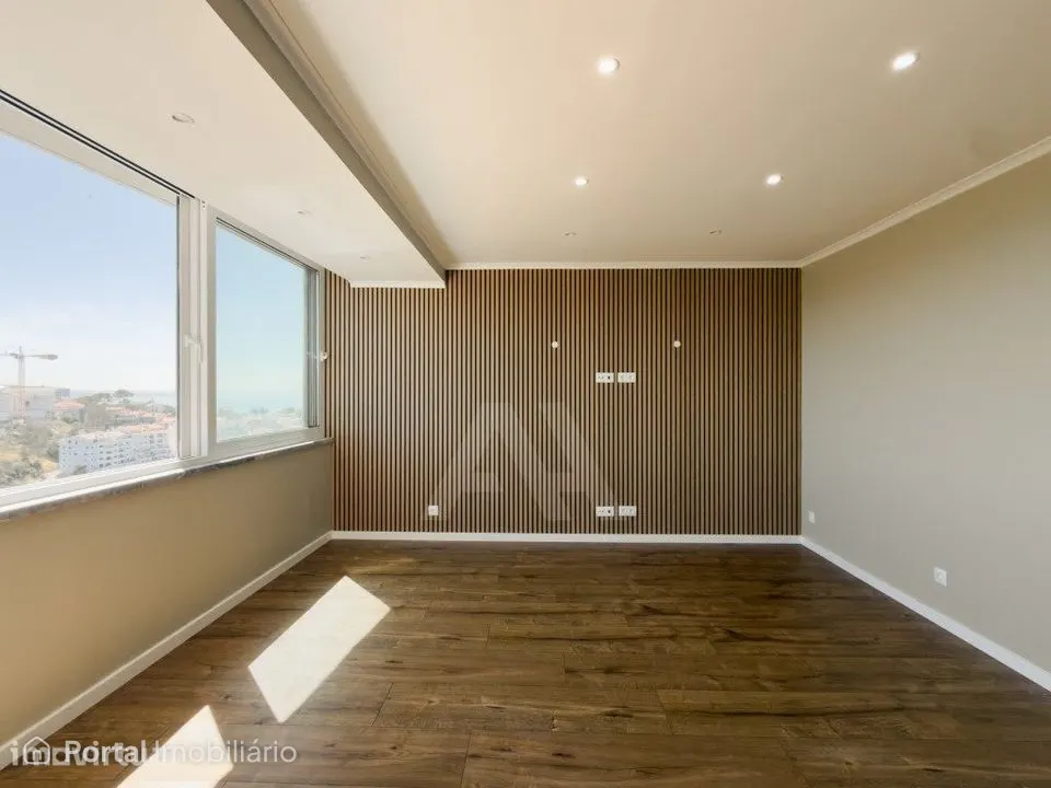 Apartamento T2 renovado com terraço e vistas mar, em Cascais