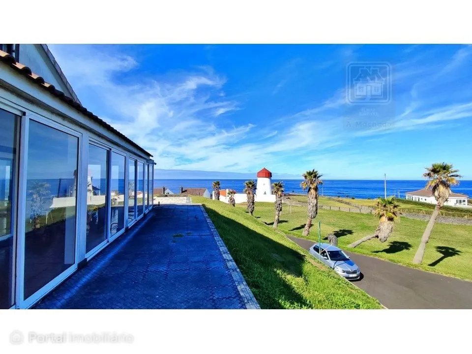 Venda de vivenda - Moradia à beira-mar, com amplo terreno, jardim e...
