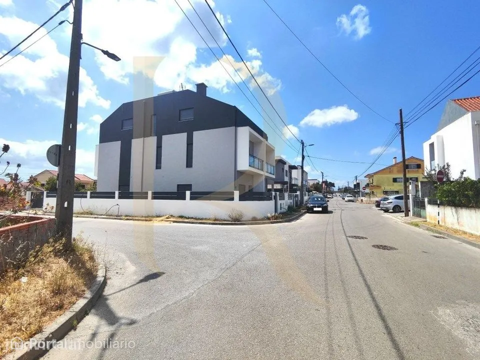 Moradia nova geminada T4 triplex