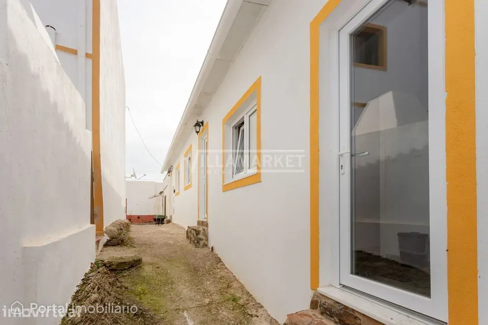 Edifício térreo composto por 3 moradias, 1 T1 e 2 T0 situado no centr