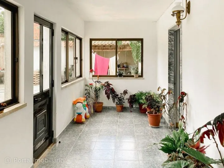 Moradia T4 inserida num extenso lote de 8.415 m²