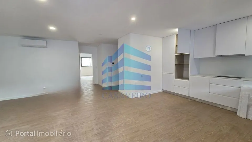 Apartamento T2 com Terraço no centro de Esgueira