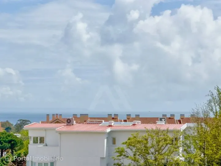 Apartamento T3 duplex em Cascais com vista mar e 2 garagens