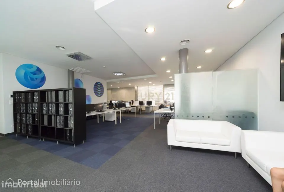 Edifício de Escritórios de 645m2 com Estacionamento