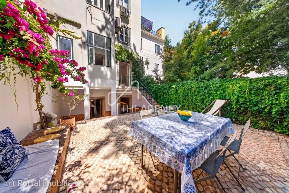 Encantador apartamento T2+1 situado no primeiro andar de um edifício tradicional lisboeta