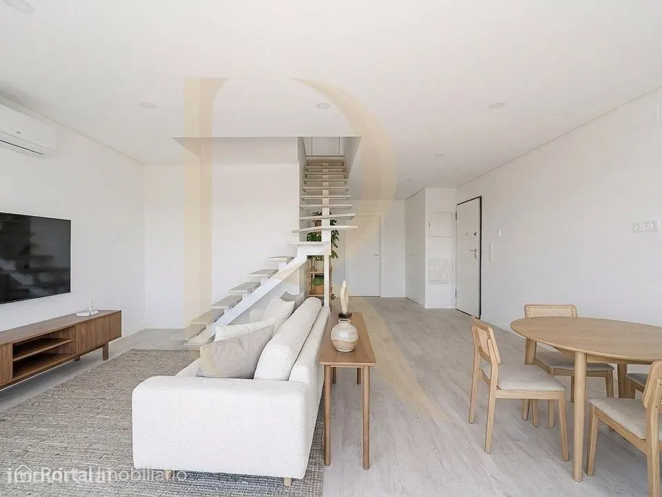 Apartamento T4 duplex com elevador, parqueamento e arrecadação em P...