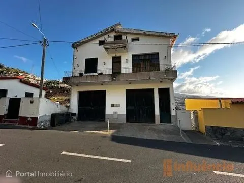 Moradia unifamiliar localizada no Estreito de Câmara de Lobos, na Ilha da Madeira