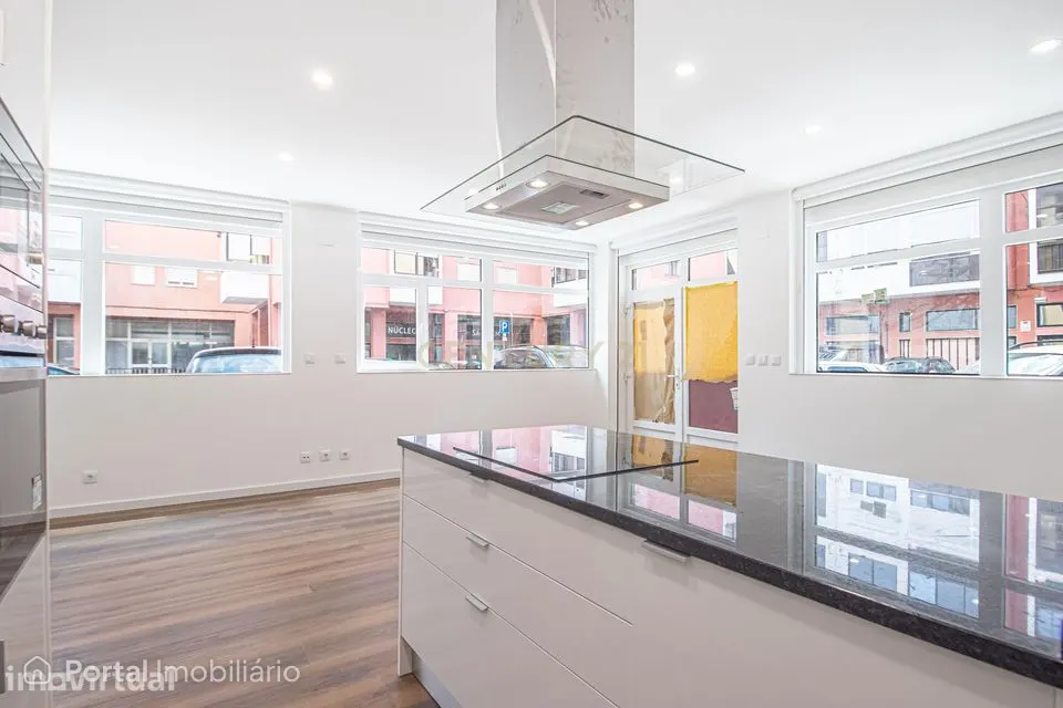 T3 totalmente remodelado em Sacavém com 1 lugar de garagem