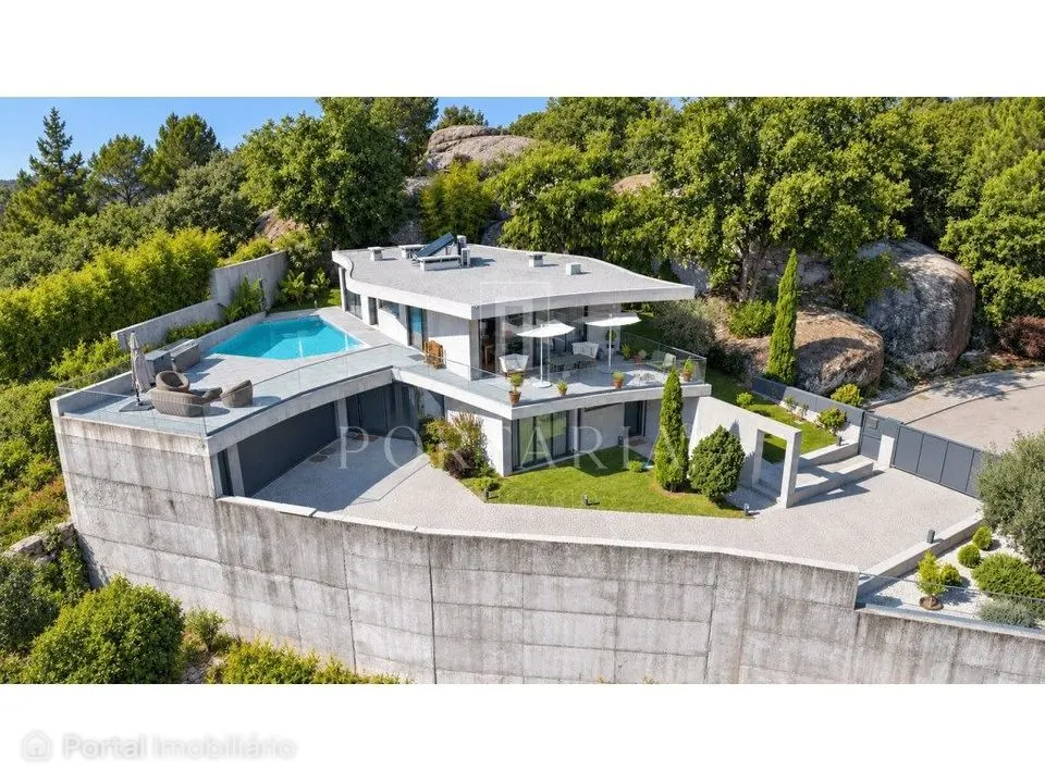 Moradia de Luxo com Piscina, Vista Deslumbrante e Privacidade - Viseu