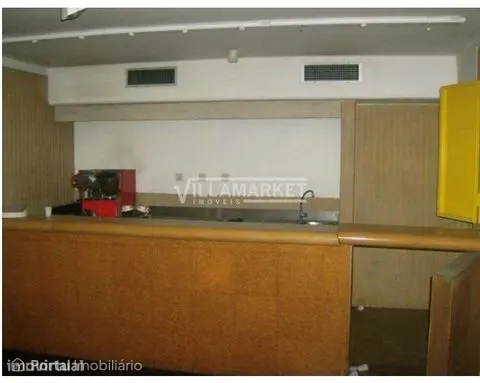 Loja da banca com 458 m2 composta por 2 Pisos e Armazém situada na Est