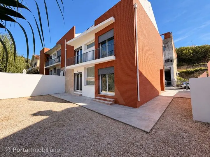 Moradia Geminada T4 com 4 Pisos