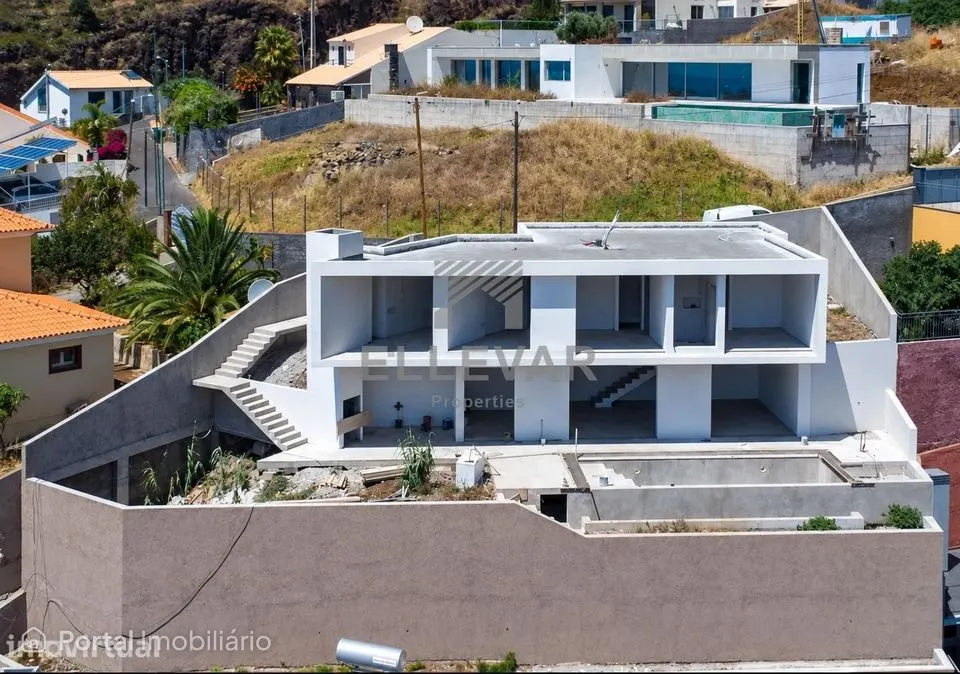 Moradia T3 com piscina com vista Mar na Calheta