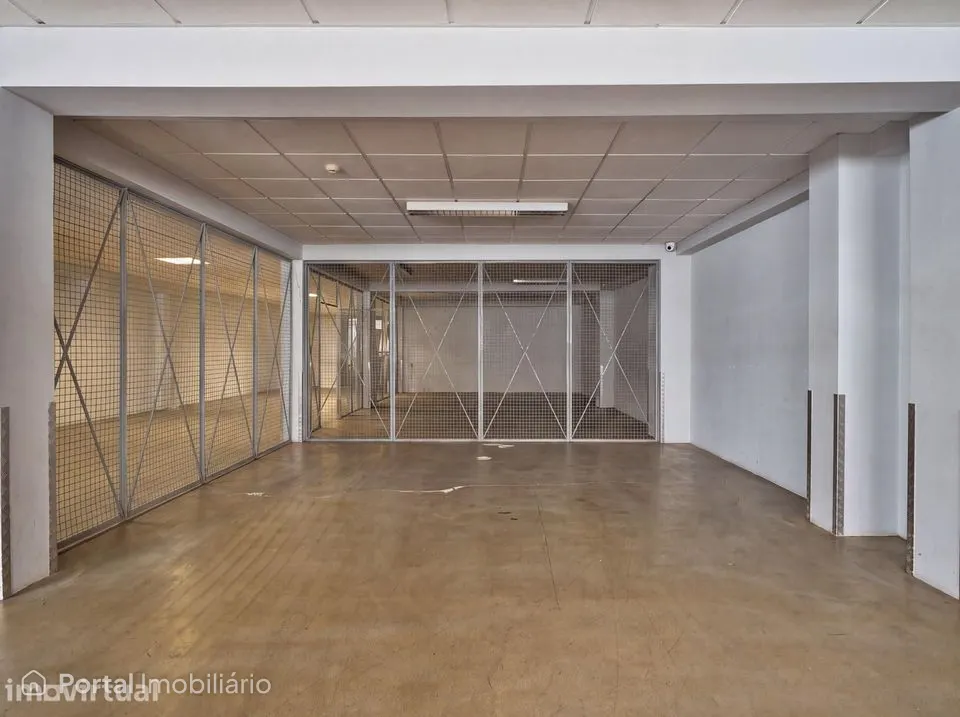 Espaço Comercial/Armazém em Alvalade