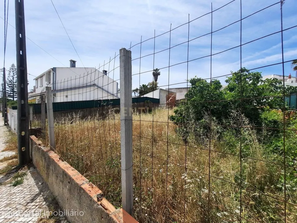Terreno á venda com 354 m2 -Charneca da Caparica