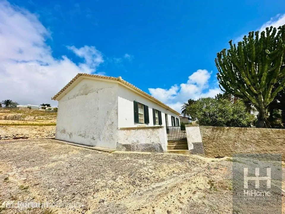 Moradia T4 com terreno de 1800 m2 na Ilha do Porto Santo