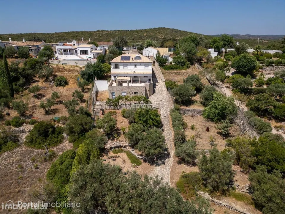 VILLA V5 com vista mar inserida num terreno com 2290 m2 situada no Mal