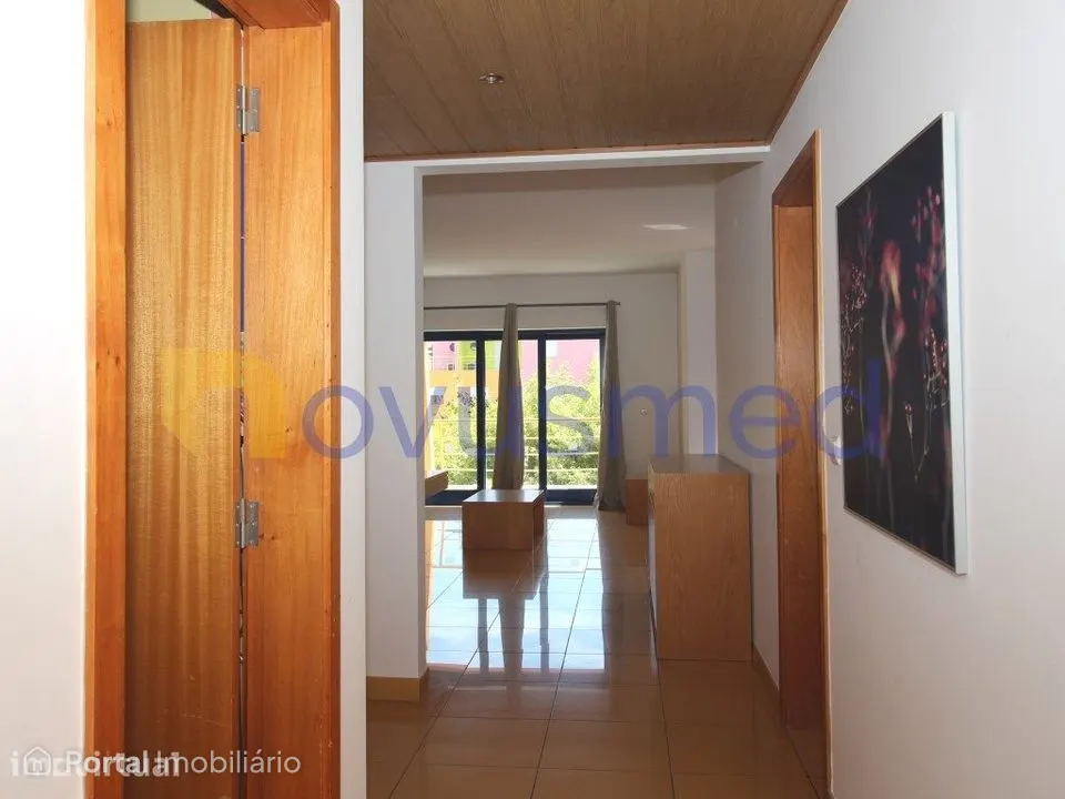 Apartamento tipo T1, com piscina e parqueamento, zona Marina de Alb...
