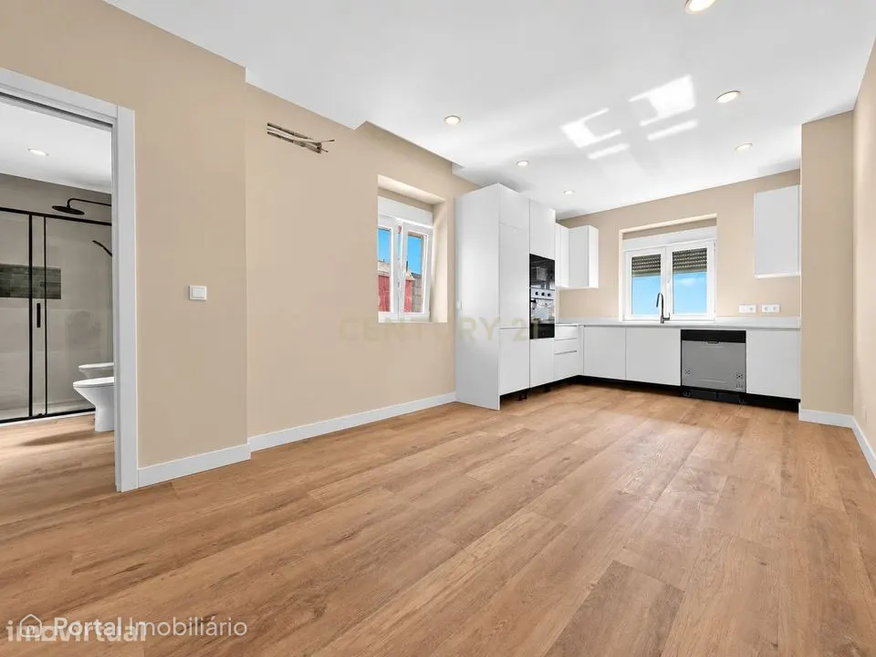 Apartamento T2+1 remodelado em Almada