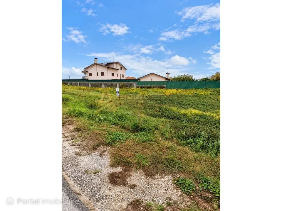 Terreno urbanizável com 1.240 m² na Trofa - Águeda