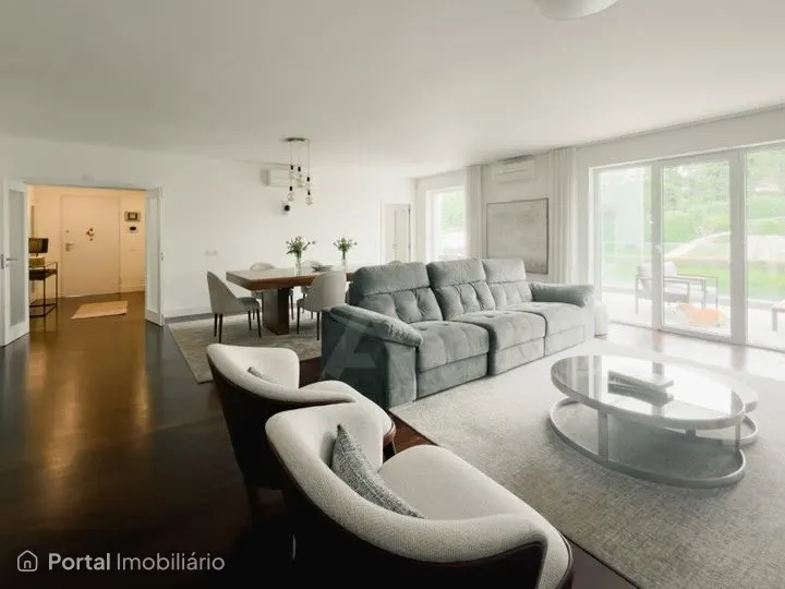 Apartamento T5 situado numa das zonas mais discretas e prestigiadas do concelho de Cascais