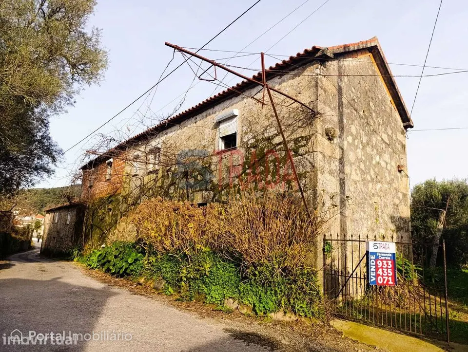 Moradia em Pedra para Restauro com 1.842 m² de Terreno | Duas Igrej...