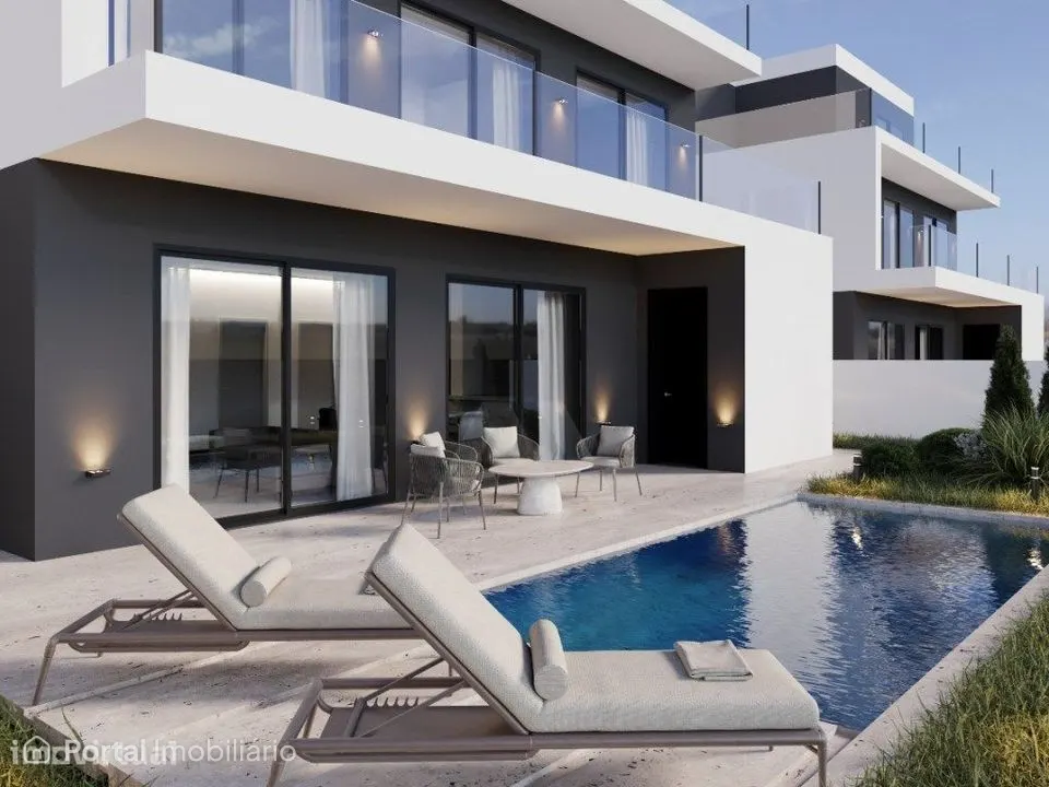 Moradia T4+1 em Cascais com piscina, jardim e garagem