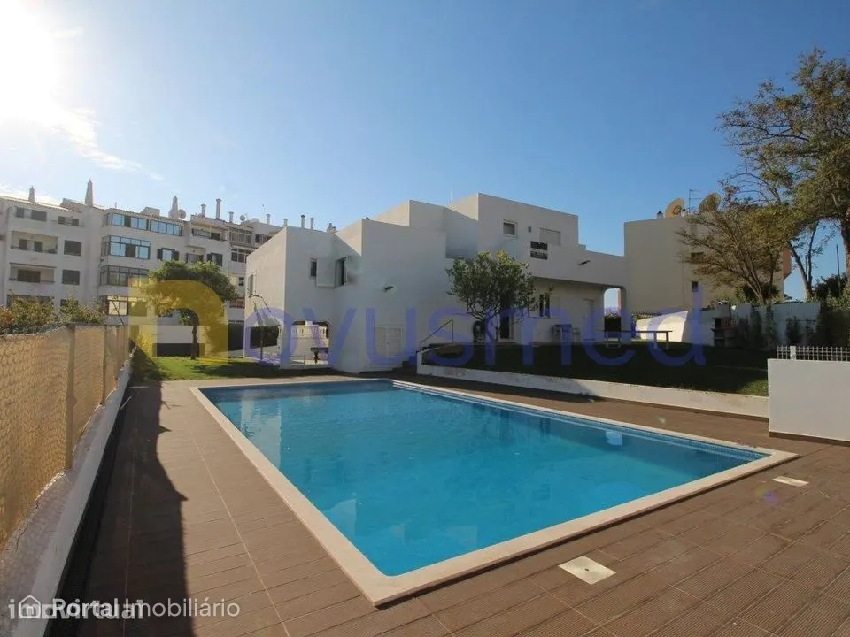 Moradia com 7 quartos, piscina, localizada no centro de Albufeira