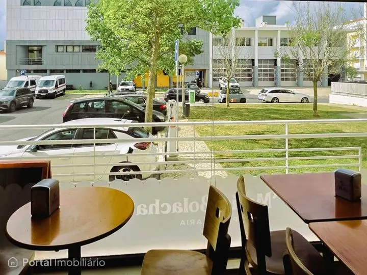 Loja com esplanada e estacionamento privativo em Alcabideche