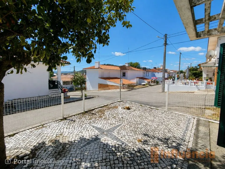 Moradia T2 de Dois Pisos com Logradouro em Abrantes