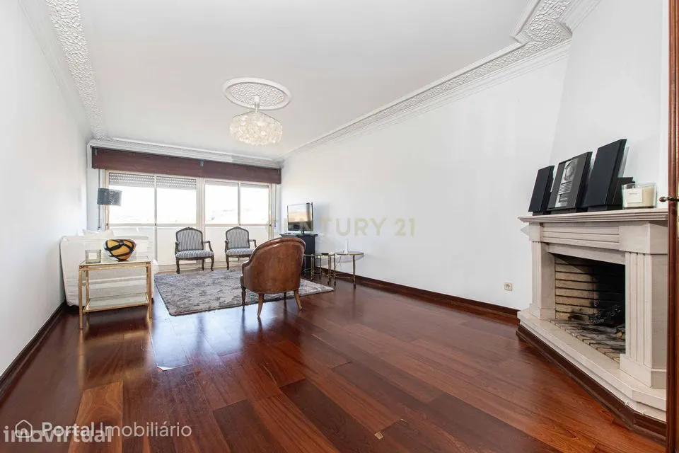 T4 Duplex com Vista Desafogada e Garagem | Linda-a-Velha