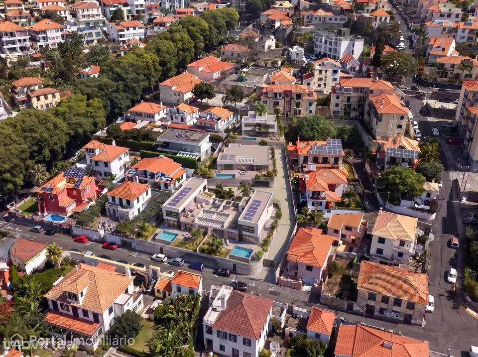 Terreno com projeto aprovado para quatro moradias de luxo com...