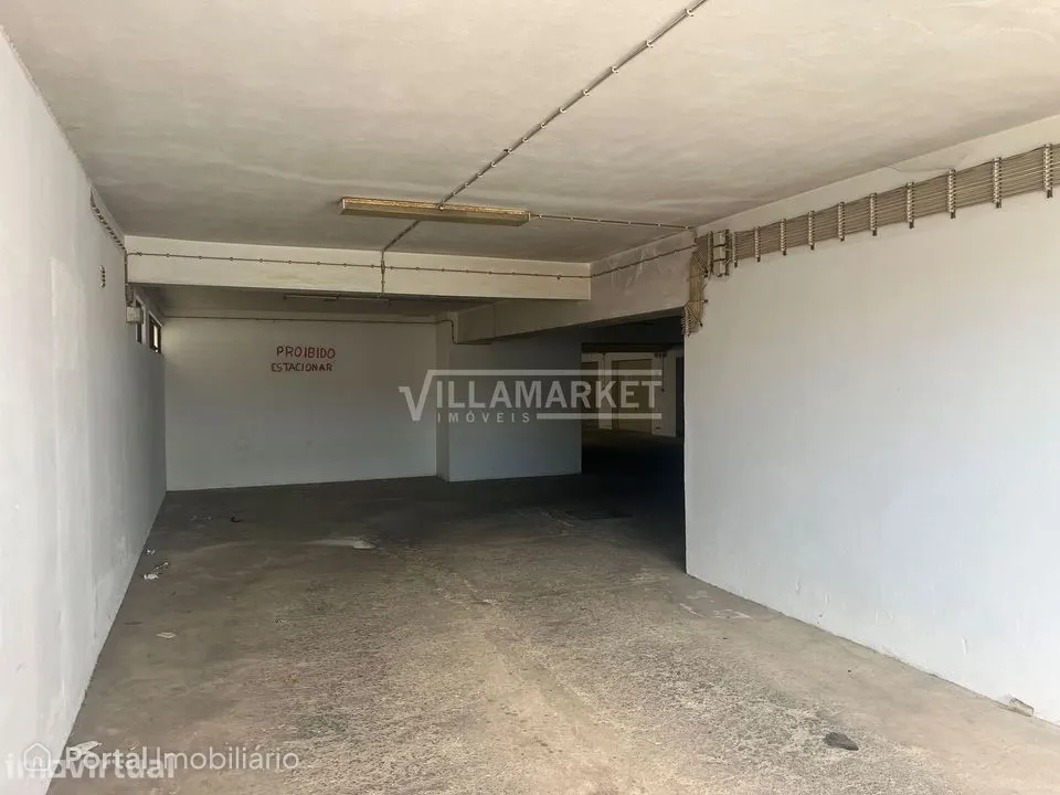 Garagem de tipo box fechada com 21 m2 inserida na cave do Edifico Cris