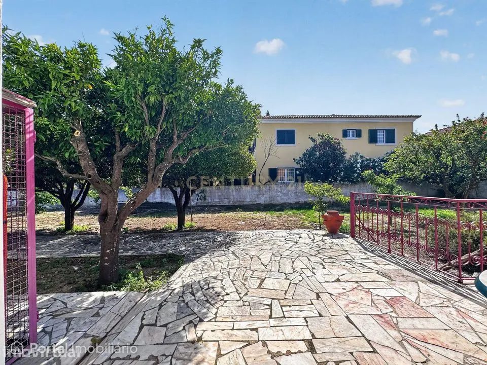 Moradia com 2 apartamentos T3 e terreno de 2022 m² (Quinta do Anjo), n
