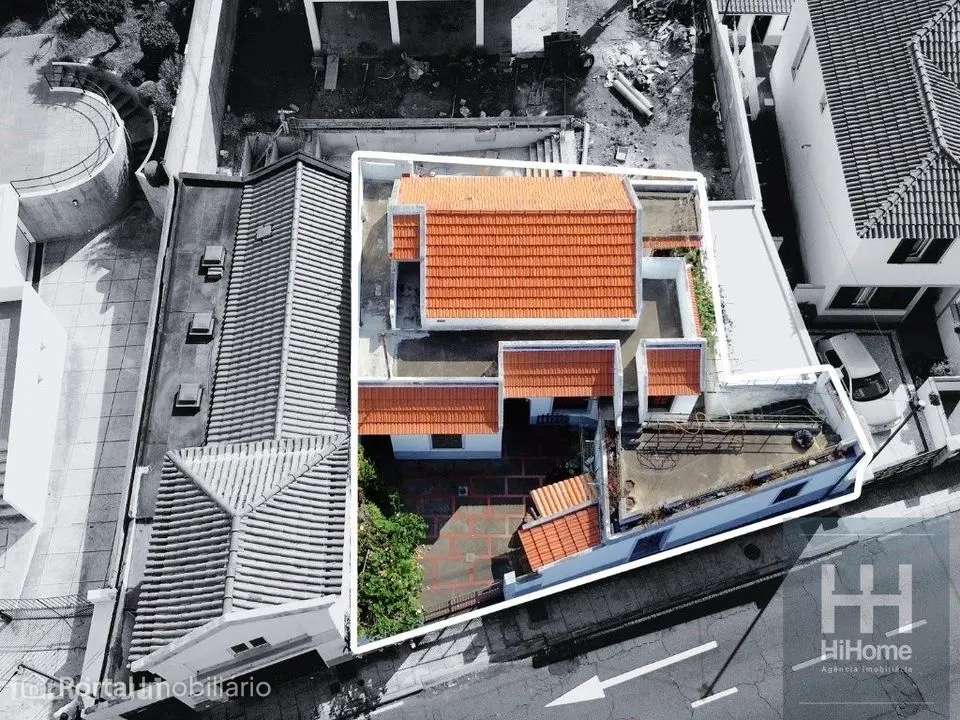 Moradia com 4 quartos, jardim, sótão e terraço em centro Funchal