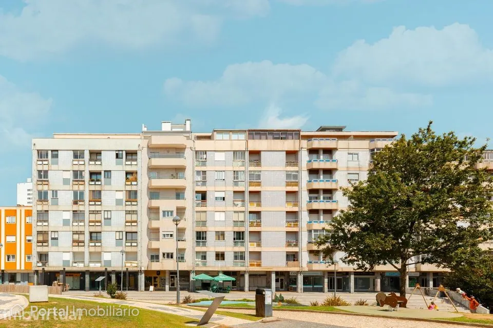 T2+1 com três lugares de garagem, em frente ao Jardim Soares dos...