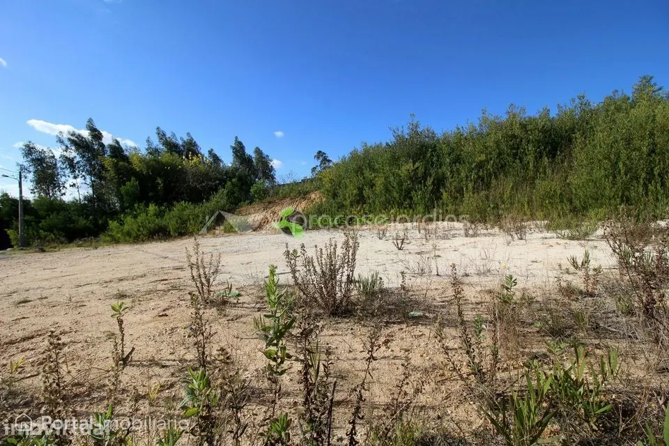 Lote de terreno com 1027 m2