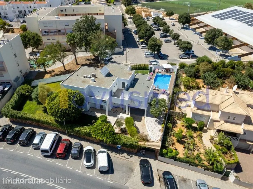 Moradia com 7 quartos, piscina, localizada no centro de Albufeira
