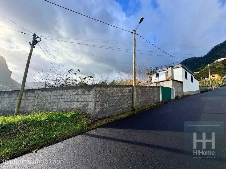 Prédio misto com moradia unifamiliar e terreno no Faial - Santana