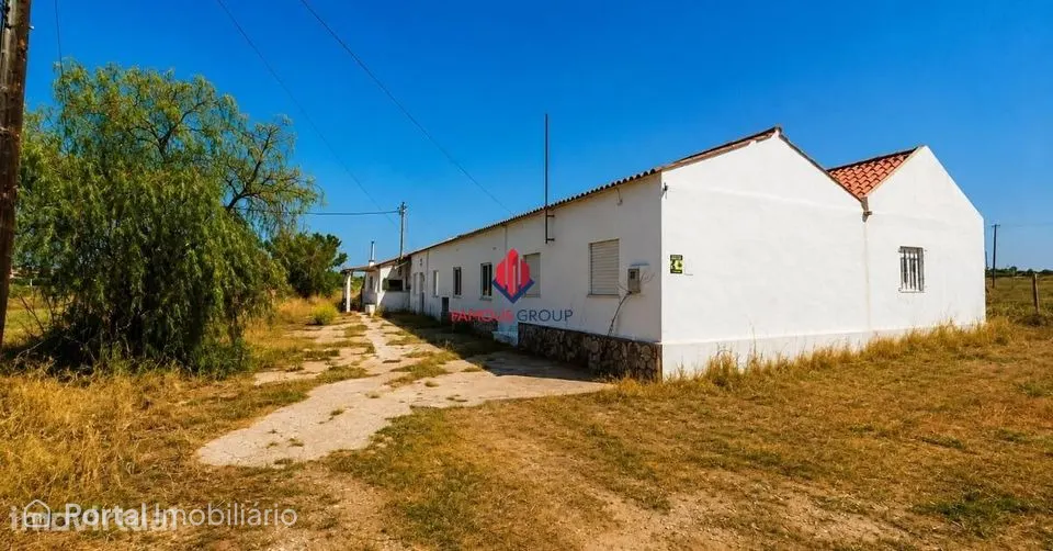 Quinta com 40.938 m2 e moradia legalizada de 300 m2 junto a Lagos...