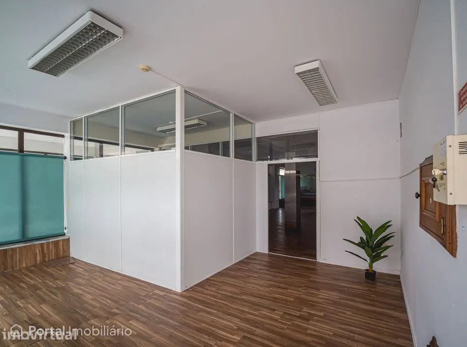 Imóvel comercial no rés do chão com montra e ar condicionado