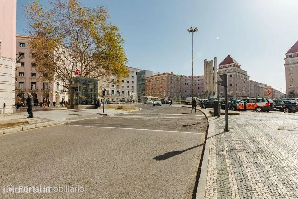Loja/Escritório no Areeiro, com 2 lugares de estacionamento