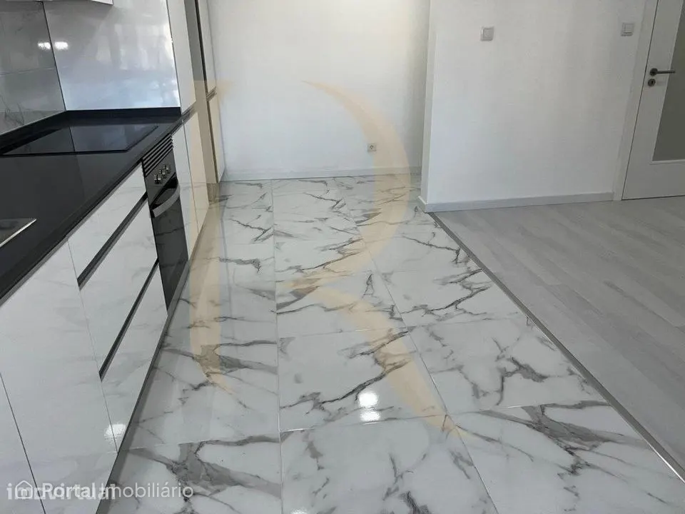 Apartamento T3 remodelado com varandas no Laranjeiro - Almada